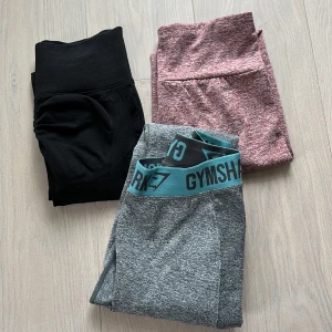Träningstights  - 3 par träningstights  Svarta: SHEIN, strl S ( aldrig använda) 150kr. Rosa: SHEIN, strl S, ( kanppt använda) 100kr Gymshark: strl S(knappt använda) 299kr 