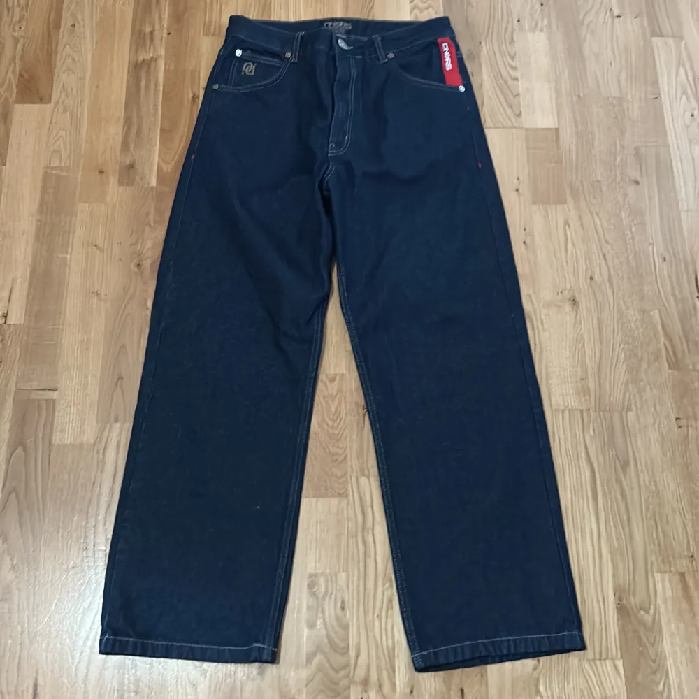 Sjukt feta jeans med många små detaljer som gör dom unika. Använda 1 gång men dom va lite korta. Dom är köpta från Tyskland för 750kr. Inget är hugget i sten.. Jeans & Byxor.