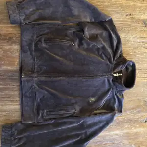 Ny zip-jacka köpt på zalando, använd knappt en dag. Så nyskick! Stl XL. Fin mörkbrun färg. 