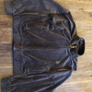 Juicy couture zip - Ny zip-jacka köpt på zalando, använd knappt en dag. Så nyskick! Stl XL. Fin mörkbrun färg. 