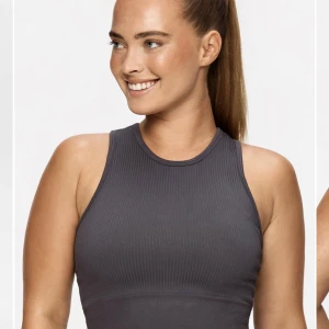 Snygg träningstopp - En jätteskön träningstopp från Stronger. Använd 1 gång. Nypris 299 säljs för 170 inkl.frakt