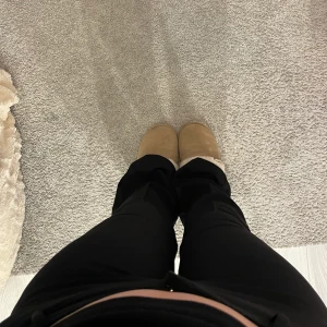 Lågmidjade kostymbyxor - Lågmidjade kostymbyxor från H&M, slutsålda på hemsidan. Köpta för 250kr.