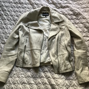 Rock and blue skinnjacka - Rock and blue skinnjacka i färgen benvit, nypris ca 2000kr och säljer för 400kr Jackan finns ej att köpa längre. Otroligt fin jacka med många fina detaljer, jackan har även en inne ficka vid bröstet,  Inga defekter och i begagnat skick💕