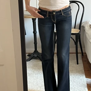 True religon jeans - True Religion jeans i bootcut/flare modell med low waist. Jag är 176 cm lång och brukar ha storlek XS-S. Har bara använt dem ca 2-3 gånger så typ nyskick! Skriv för fler bilder💞