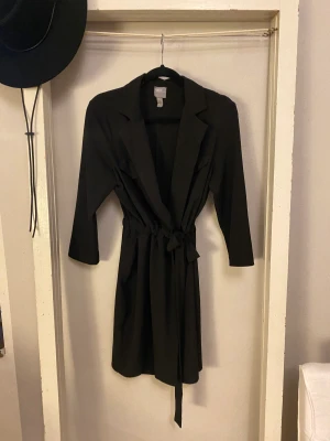 Wrap kostym klänning - Svart wrap klänning, perfekt för jobb eller fest. Använd 1 gång