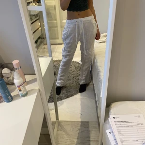 Lågmijade vita kostymbyxor  - Ett par jätte fina lågmidjade kostymbyxor. Själv är jag 167 och har ganska långa ben. Dessa är bra för mig i bena och är även nytvättade och där av är lite skrynkliga. Skriv för fler bilder.🫶🏼 Jag står för frakten❤️   