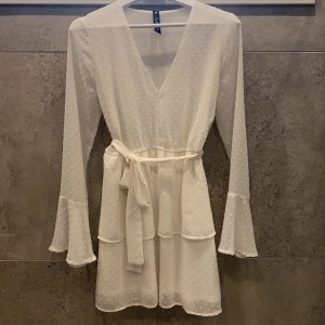 Studentklänning - Har tyvärr fläckar som vissas på bilden men som kan täckas med banded man knyter runt midjan