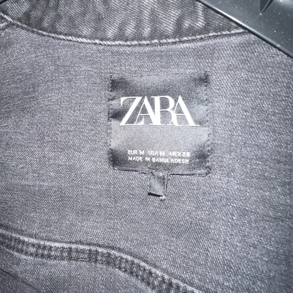 Svart jeansjacka från Zara. Jackor.