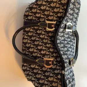 Dior Bowling cloth weekend handbag Multicolour, Cloth Good condition Zipper inside the bag is gone, zipper on  the front is missing but you can open and close it with your fingers.  Mått W40xL28cm djup14cm