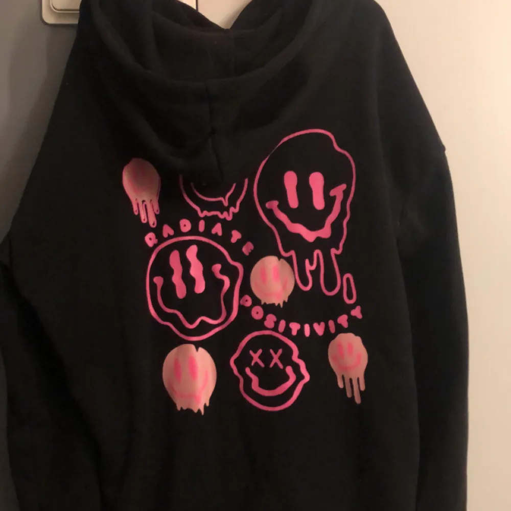 Säljer denna coola hoodie me tryck på ryggen för den kommer tyvärr ej till användning. Endast använd 2 gånger så i nyskick, den är fortfarande mjuk på insidan. Är i storlek XS men passar XS-S! . Hoodies.