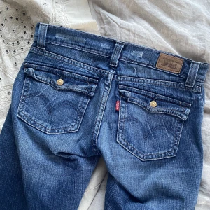 Lågmidjade Levis jeans - Sjukt snygga lågmidjade jeans från levi’s. De sitter perfekt i längd på mig som är 161/162 men är lite stora i midjan. I väldigt fint skick. 70 cm innermått och 41 cm midja. 450 + 69kr frakt 🙌🏼