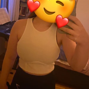 Vit topp - Säljer den här toppen från gina tricot, den är i fint skick men kommer tyvärr inte till användning hos mig