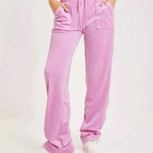 Jag söker juicy couture byxor i färgen ”Sachet pink”. Helst nyskick men det spelar ingen roll hur många gånger byxorna är använda bara de ser nya ut. Byxorna ska helst kosta under 850 om dr funkar! (Jag köper inte av dig om du inte har >3 recensioner) 