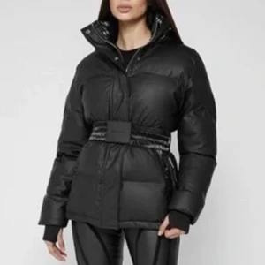 Jacka - MANIÈRE DE VOIR  - Jätte fin dunjacka i ny skick från Maniére de voir. 