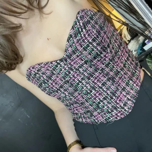 ”Korsett” topp - Säljer denna korsett liknande topp från zara! Inte helt säker på om jag vill sälja då jag älskar den men den kommer inte till så mycket användning. Bara använt den 1-2 gånger så den är i väldigt gott skick ❤️ hör av dig för fler frågor🥰