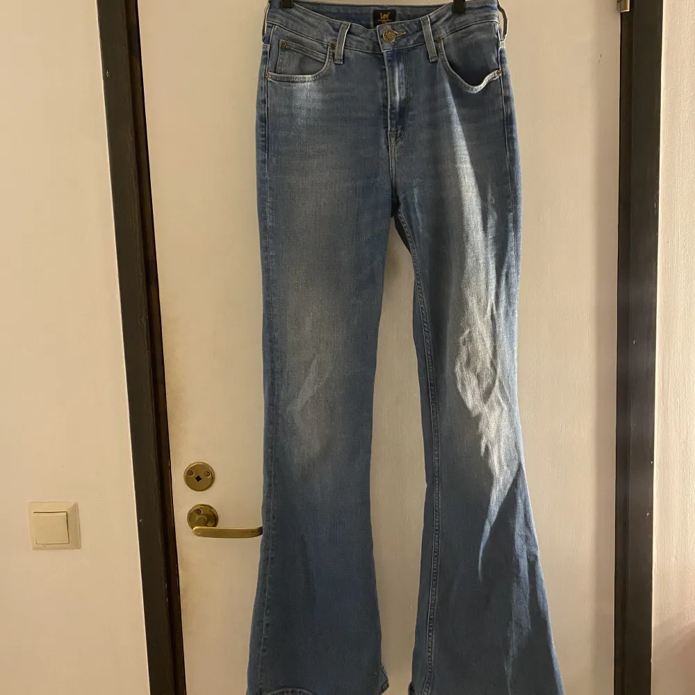 Skitsnygga mid Rise bootcut jeans ifrån Lee i storlek W28 L33. 300kr + frakt 🫶🏼( pris kan diskuteras). Jeans & Byxor.