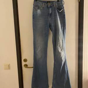 Skitsnygga mid Rise bootcut jeans ifrån Lee i storlek W28 L33. 300kr + frakt 🫶🏼( pris kan diskuteras)