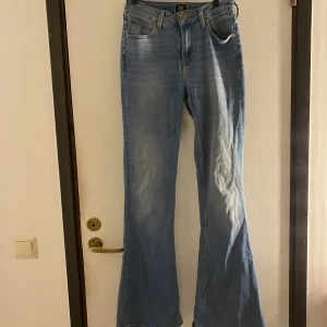 Jeans  - Skitsnygga mid Rise bootcut jeans ifrån Lee i storlek W28 L33. 300kr + frakt 🫶🏼( pris kan diskuteras)