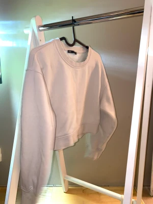 Tröja från zara - Beige tröja från zara som är väldigt go, lite kortare modell