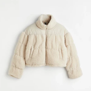 Vadderad puffer jacka i pile  - Jackan är aldrig använd och även prislapp finns kvar 