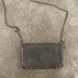 Tiamo väska - Säljer min jätte fina grå Tiamo väska.💓Storlek liten