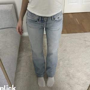 Säljer dessa zara men säljs ej längre jeans i storlek 32 och använda få gånger så i bra skick. Lånad bild 💙 tryck inte på köp nu 💘