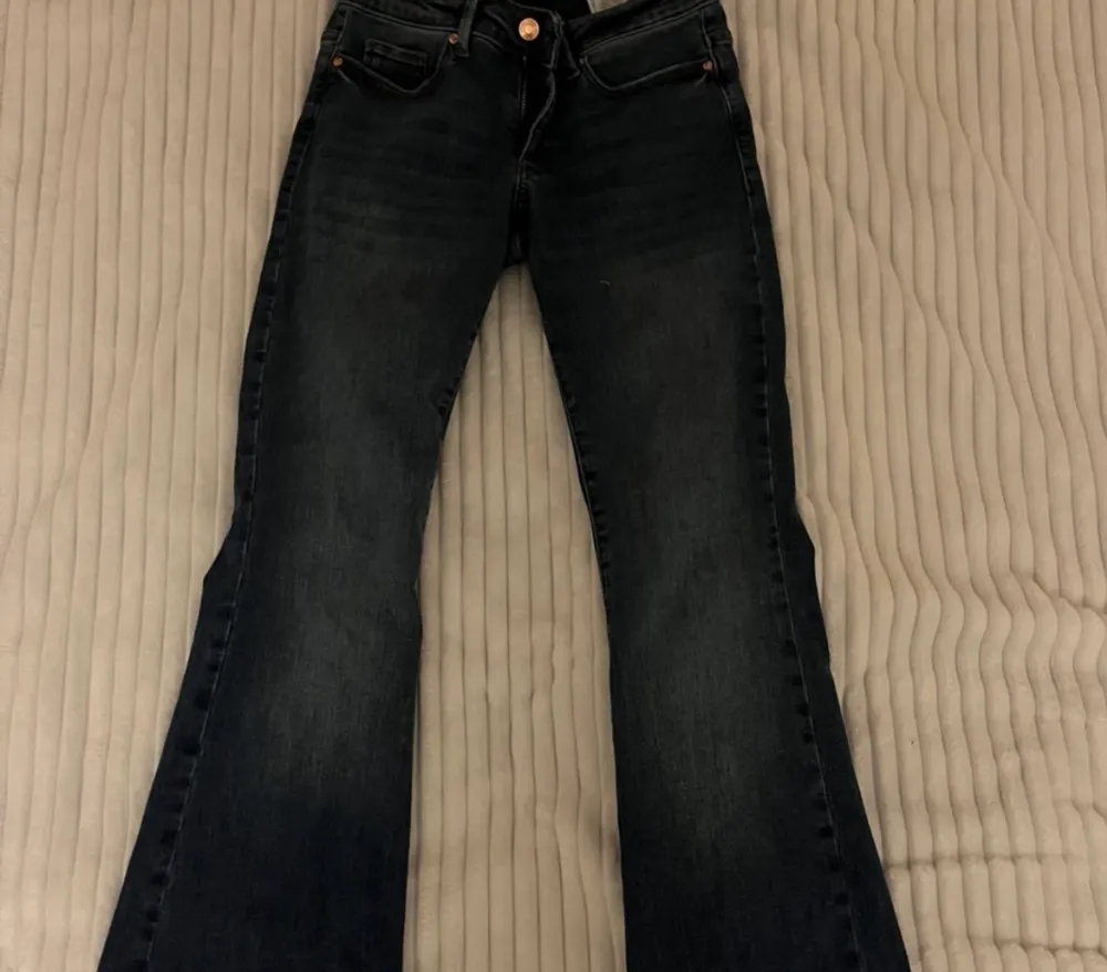 Ett par lågmidjade Jens från veromoda i nyckick. Nypris 450kr. Jeans & Byxor.