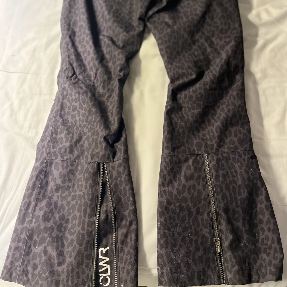 Säljer mina leopard-mönstrade skidbyxor från Colour wear. Köpt för cirka 3 år sedan. Väldigt fint använd. Skriv för fler bilder i chatten. Har även en tillhörande jacka till salu😊. Farkut & Housut.