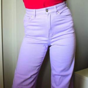 Ljuslila jeans storlek 34 :) 