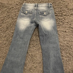 Shein byxor - Säljer de här byxorna från shein med otroligt fina bakfickor men som tyvärr är för små på mig. Påsen följer även med. Byxorna är bara testade och inte använda ute eller nåt.