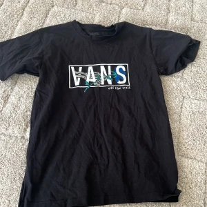 Vans T-shirt  - Vans t-svart sparsamt använd 100kr