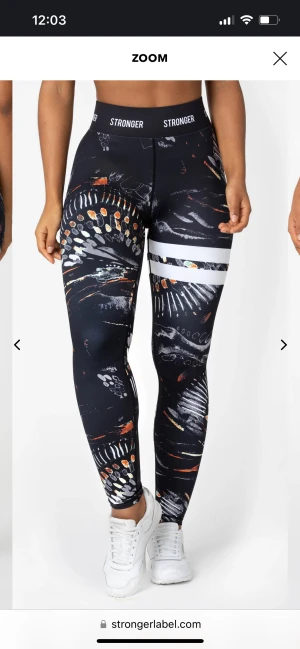 Stronger tränings tights voodoo - Säljer mina träningsbyxor från stronger i mönstret voodoo, jättebra skick, original pris 800. Storlek Xs men är väldigt stretchiga och passar S. Jag är 166 lång.