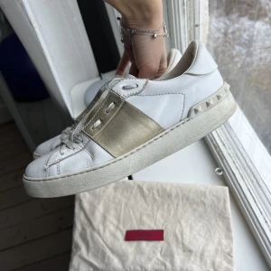 Valentino skor - Valentino skor i strl 39, väl använda, kommer med dustbag 🙌🏼