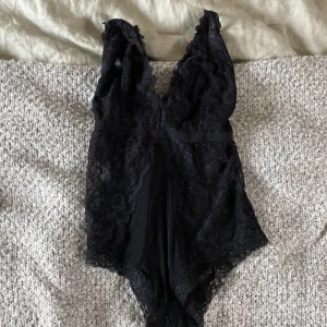 Spetsbody - Svart body i spets. Använd fåtal gånger och i bra skick