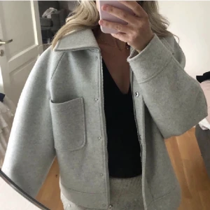 Kappa från Nakd - Grå populär kappa från nakd, storlek 38 men sitter fint oversize på mig som bruker ha xs ☺️