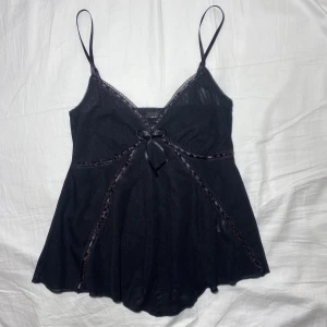 Y2K söt topp  - Så vacker vintage y2k topp med lace detaljer. Perfekt skick, inga tecken på användning och har justerbara band. I mesh, har flera lager och är ej genomskinlig. Säljer endast till bra bud 💋