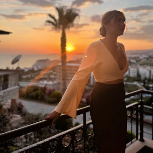 Topp  - Köparen betalar för frakten💛passar de men mindre byst