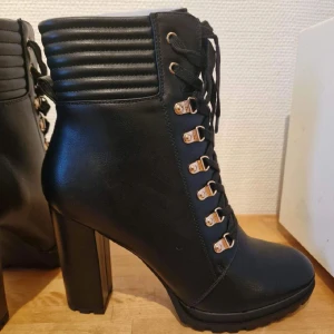 Stövlett strl 42 - Nya, oanvända, fel storlek.