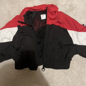 Bomberjacka från Bershka - En as cool svart, vit och röd bomber/vindjacka! 💁🏽‍♀️ halvt kroppar med resor i midjan o stora lite ballongarmar. Så jäkla cool till typ en svart outfit. I strl S och vuxit ur den därför säljer jag den 💖