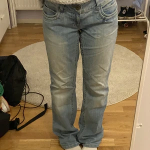 Lågmidjade jeans  - Ett par lågmidjade jeans från only. Storleken är W33 L34 och skulle säga att det är i storlek M. 