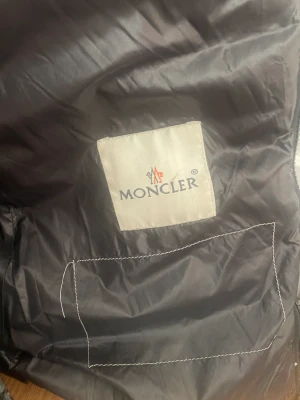 Moncler dunjacka - Säljer min äkta monclerjacka.  Storlek 1 (xs)  Den är väl använd och därav priset. Dragkedjan saknar del men kan lätt fixas och ett hål. Tappat luvan men övrigt väldigt fin