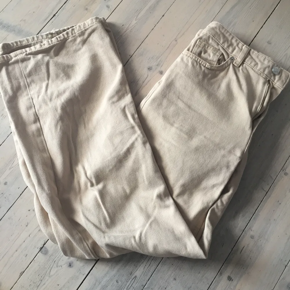 Ett par beiga Monki jeans i bra skick. Har ett litet lagat hål på ena benet men syns knappt. . Jeans & Byxor.