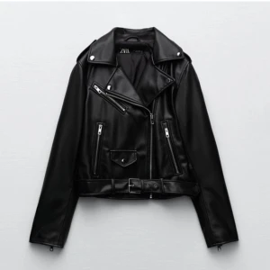 Skinnjacka, Zara - Säljer denna as snygga skinnjacka från zara då jag har en annan. Aldrig använd! Storlek xs men passar även s. Ej denna modell, bältet medföljer ej. Hör av er vid frågor eller intresse