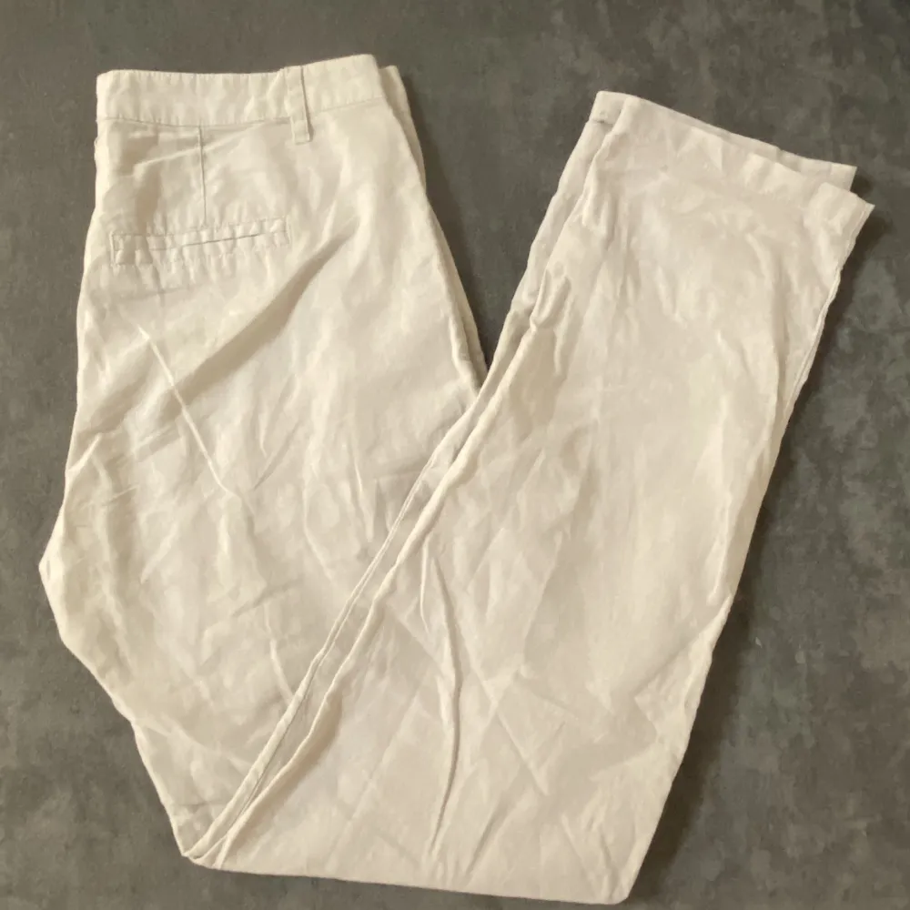 ”Silvia linen trousers” från Gina tricot, storlek 36. Skulle säga att de är midrise.. Jeans & Byxor.