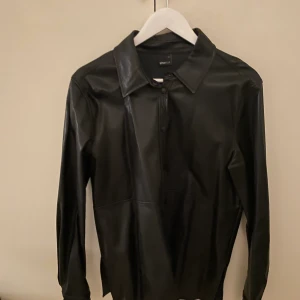 Skinnskjorta - Skinnskjorta från Gina Tricot