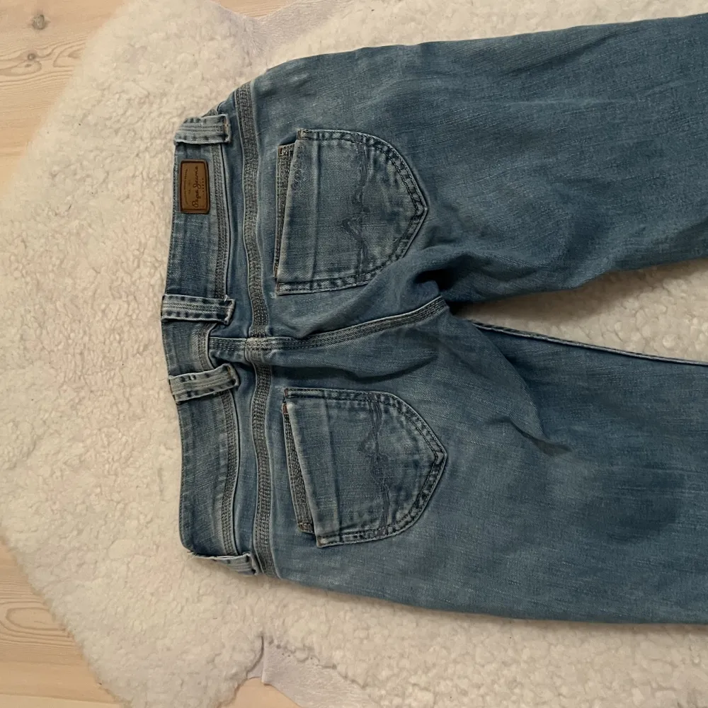 Säljer dessa 2000’s blåa Pepe jeans! . Jeans & Byxor.