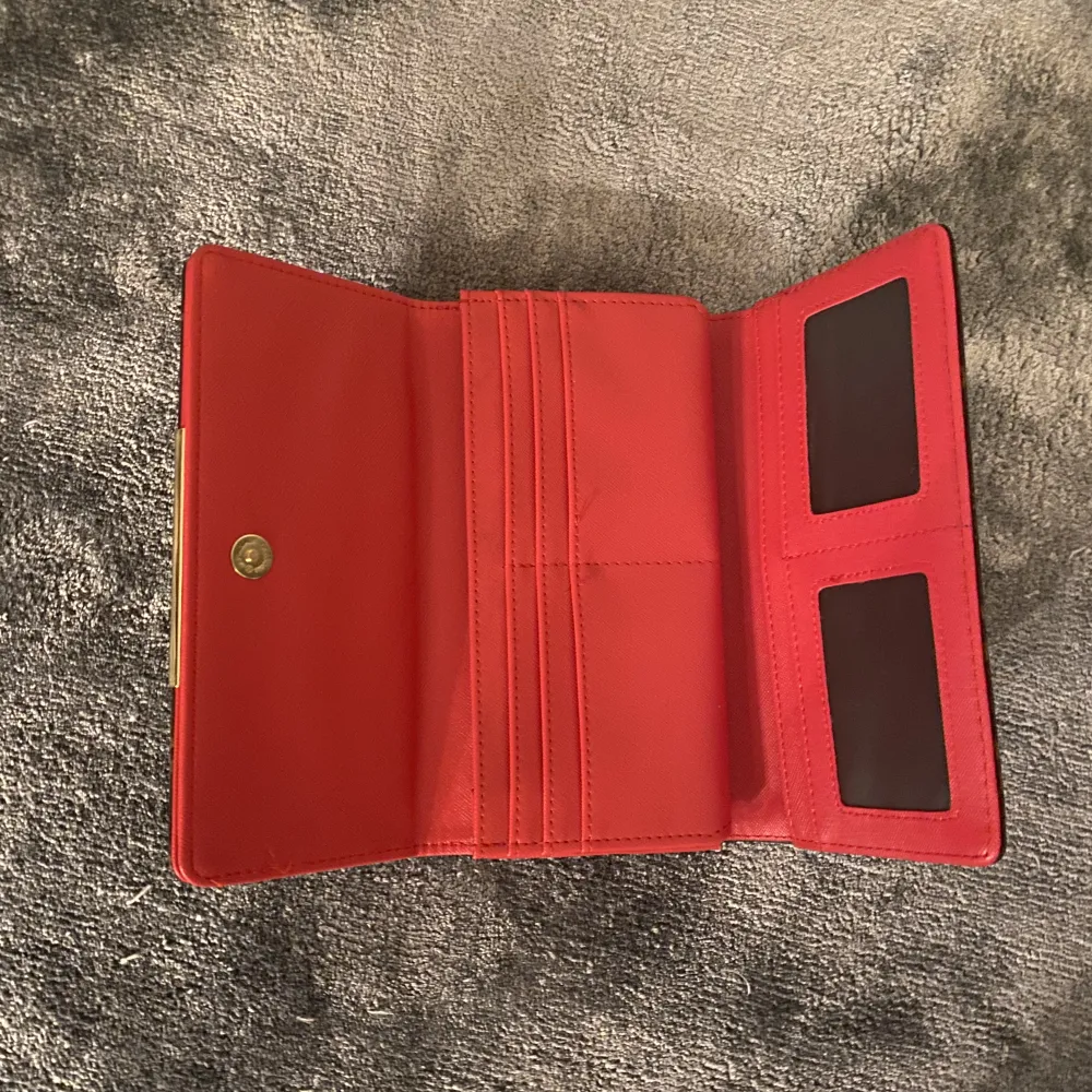 Louis Vuitton plånboks kopia i bra skick⭐️pris kan diskuteras😊. Väskor.