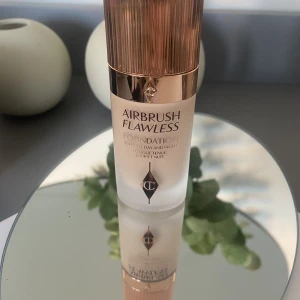 Charlotte tilbury foundation - Airbrush flawless foundation i färgen 4N, använd ca 3 gånger. Färgen passar inte riktigt. Nypris 559kr