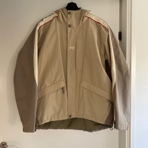 Helly Hansen jacka - Vinter/skidjacka från Helly Hansen. Har en liten fläck under loggan där fram, men som knappt är synlig. Utöver det är den i väldigt gott skick!