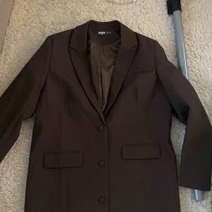 Blazer - En lång mörk brun blazer från Missguided 🤍 funkar att använda som klänning 